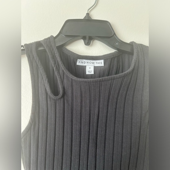 And Now This medium top - Picture 2 of 3